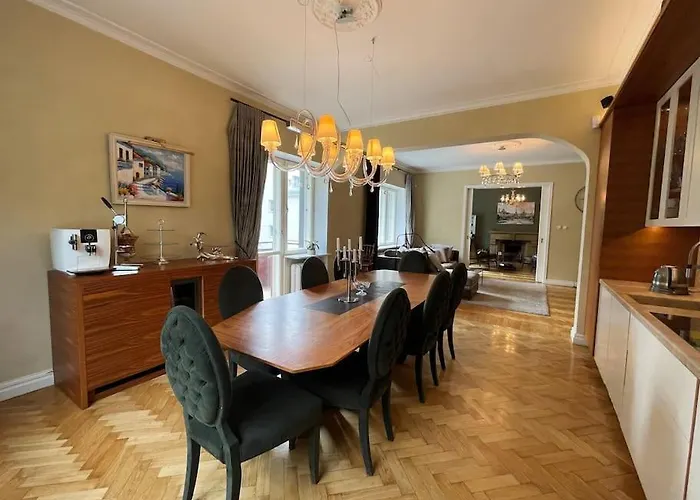 Spacious In Center Apartament